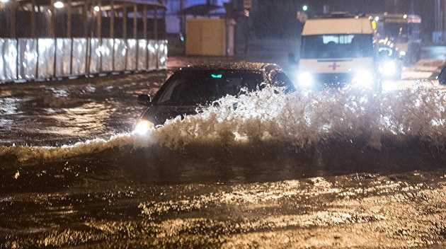 В центре по колено воды: в Киеве снова потоп