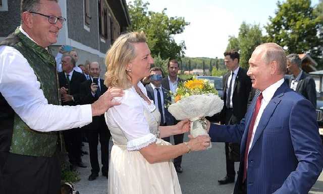 Тост на немецком и тульский самовар: что Путин подарил главе МИД Австрии