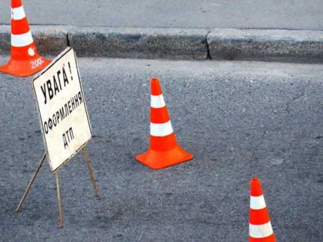 В Одессе пьяная женщина врезалась в дерево и бросалась на патрульных