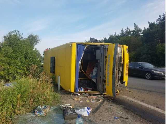 Под Днепром разбилась маршрутка с пассажирами: фото и видео с места ДТП