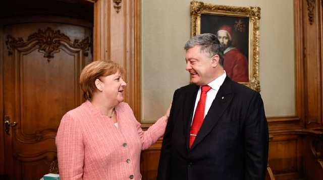Порошенко поговорил с Меркель по телефону: стали известны подробности