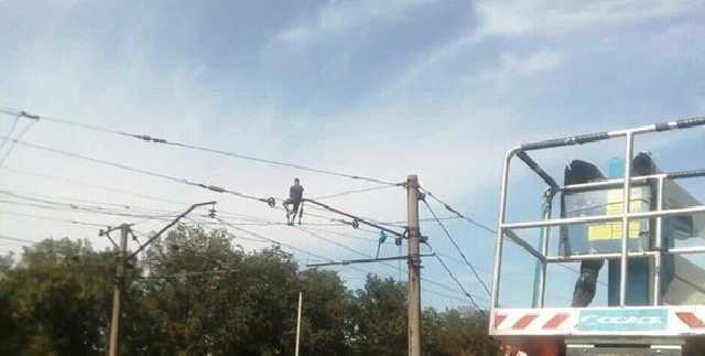 В Днепропетровской области мужчина залез на электроопору