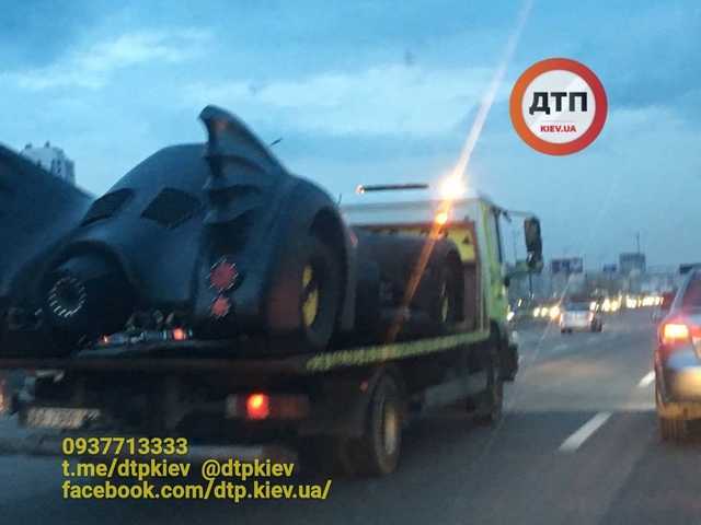 "Этому городу нужен герой": легендарный автомобиль Бэтмена засветился в Киеве