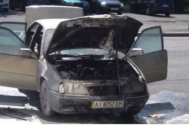 В Киеве на ходу вспыхнул автомобиль, водитель получил ожоги