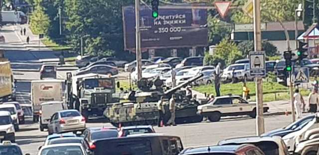 В центр Киева стянули военную технику: первые фото и видео