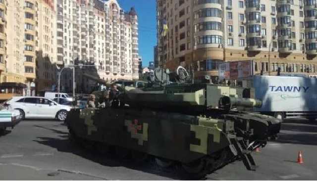 В центре Киева задымился и заглох танк по дороге на репетицию парада
