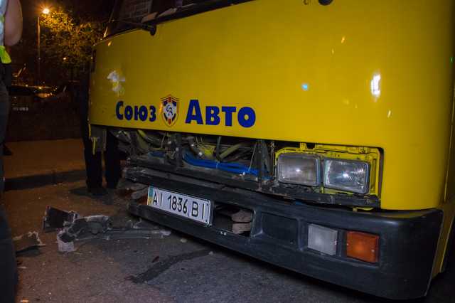 В Киеве на Харьковском шоссе маршрутка протаранила полицейский Volkswagen: пострадал правоохранитель