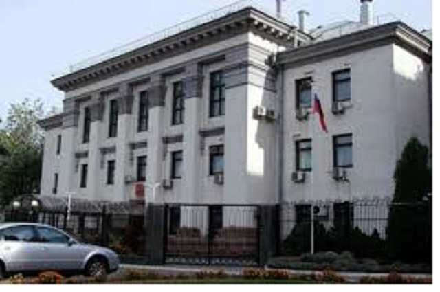 В Киеве атаковали консульство России: детали инцидента