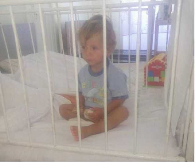 В Харькове мать бросила мальчика на детской площадке