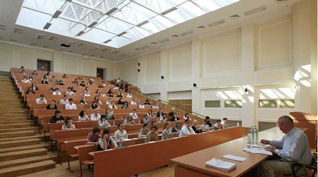 Взятки интимом и не только. Что происходит в украинских вузах