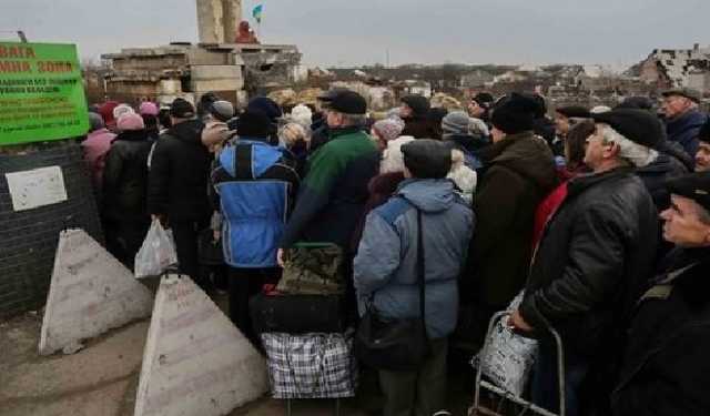 У луганских пенсионеров появился досуг – бесконечные, изматывающие поездки за пенсией в Украину