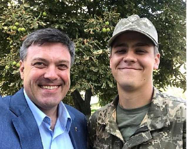 20-летний сын Тягнибока получил офицерские погоны