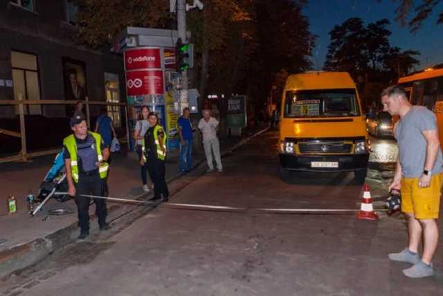 Маршрутка сбила семью в Днепре: водитель не заметил прохожих, потому что устал