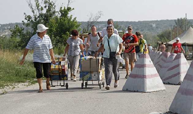 Не торговать, но платить пенсии: украинцы не хотят обрывать связи с Донбассом