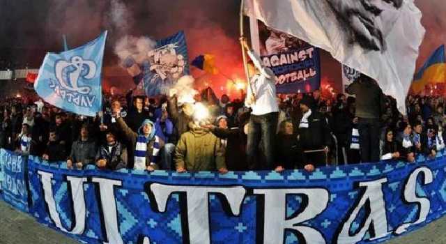В Киеве столичные ультрас внезапно напали на болельщиков Аякса: видео
