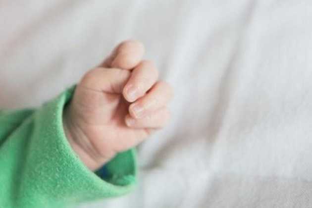 Волокла за руку по песку. На одесском пляже мать бросила младенца