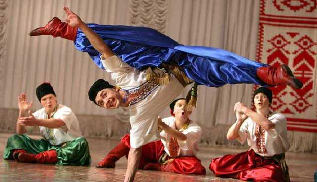 Украинские туристы устроили танцы на границе с Польшей и прославились: видео