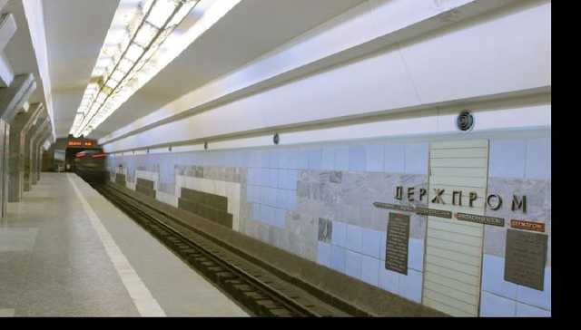 В метро Харькова неизвестный ударил ножом женщину и скрылся