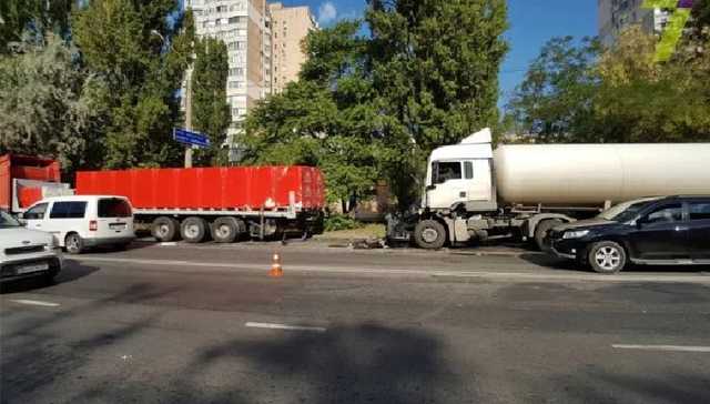 Жуткое ДТП с участием грузовиков с взрывоопасным грузом в Одессе: один водитель погиб