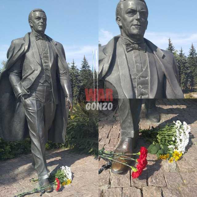 В оккупированном Донецке несут цветы к памятнику Кобзону