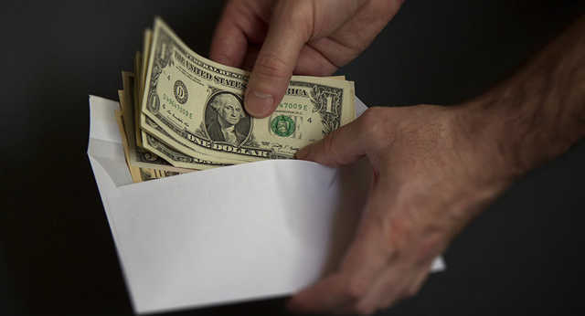 Начальника юридичного відділу апарату Броварської РДА зловили на хабарі