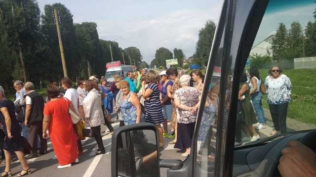 Учителей и врачей в регионах оставили без денег