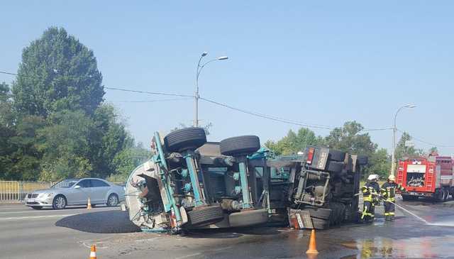 В Киеве перевернулся и залил дорогу горячим асфальтом грузовик