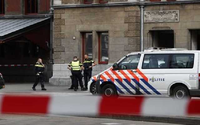 Мужчина с ножом ранил двух человек на вокзале в Амстердаме