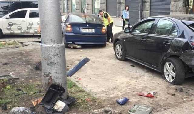 В центре Киева авто на "еврономерах" вылетело на тротуар