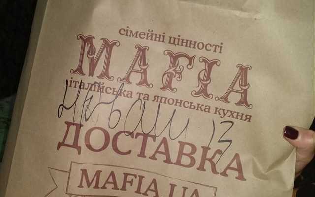 "Гнилые и с плесенью!" В Киеве известная сеть ресторанов угодила в скандал