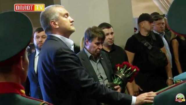«Чуть не упал у гроба»: Аксенову стало плохо во время прощания с Захарченко
