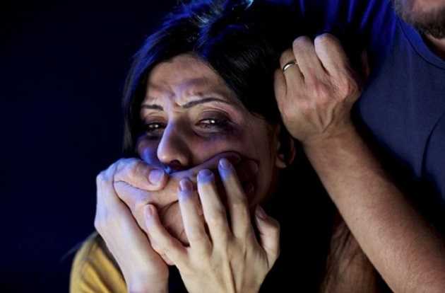 Схватил за шею и угрожал убить: под Киевом изнасиловали 27-летнюю девушку