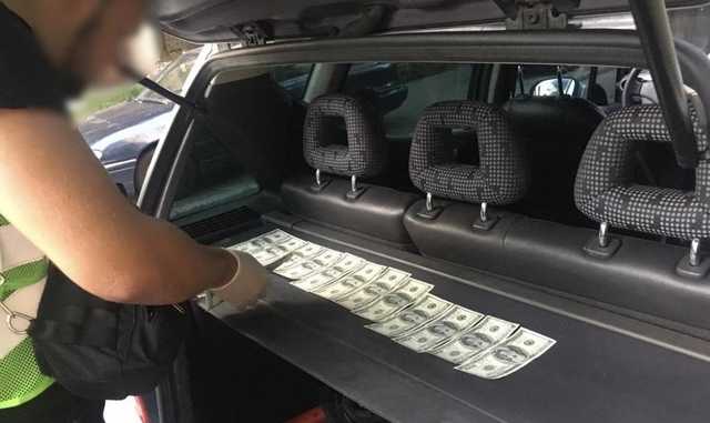 В Киеве поймали на взятках топ-чиновника: фото задержания