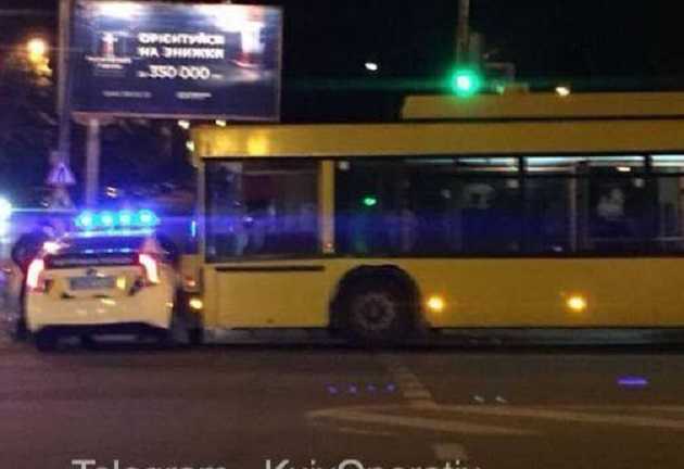 В Киеве троллейбус протаранил авто полиции: фото с места ДТП
