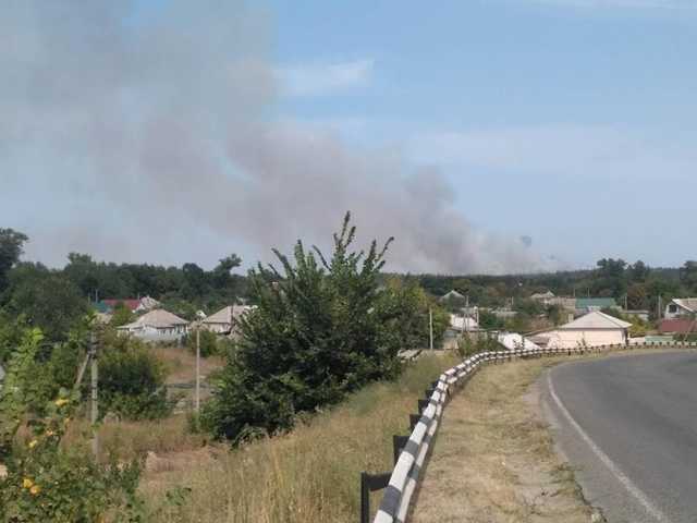 В Станично-Луганском районе окрестности прифронтовых сел охвачены огнем