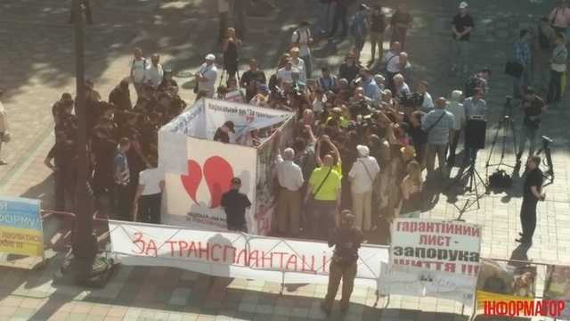 Під Радою сталися сутички у перший день сесії. Поліція намагалася знести стенд мітингарів