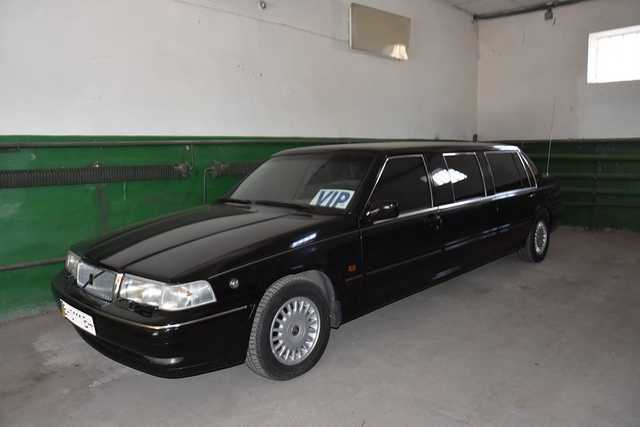 Пол в коврах и отделка кожей. В Одессе обнаружился редкий лимузин Кучмы