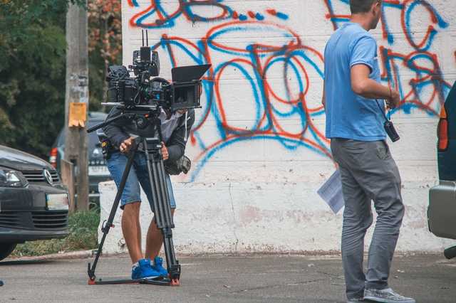 Жителей Киева испугал «повешенный» на воротах стадиона мужчина