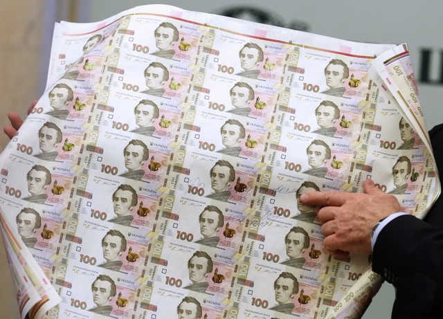 Через операції Нацбанку з підтримки гривні валютні резерви зменшились на півмільярда доларів