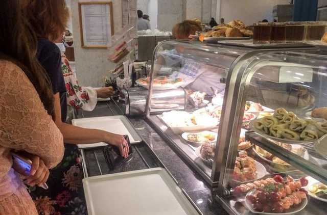 Креветки и красная икра: какие цены в столовой Верховной Рады