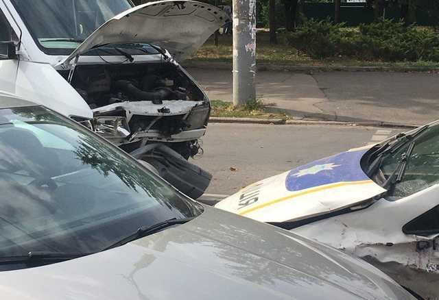 В Кривом Роге экипаж полиции протаранил маршрутку и две легковушки