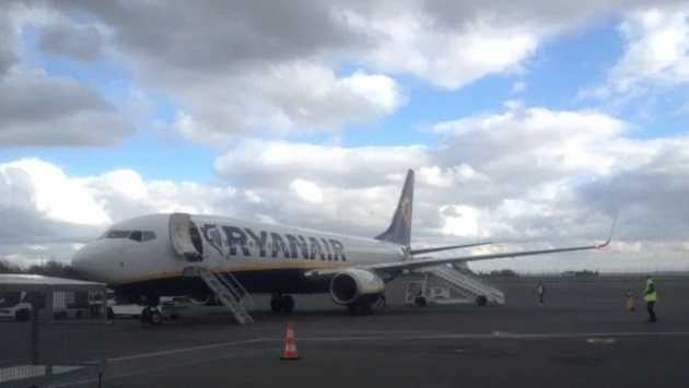 Ryanair изменил правила перевозки багажа, но расщедрился на "подарок"