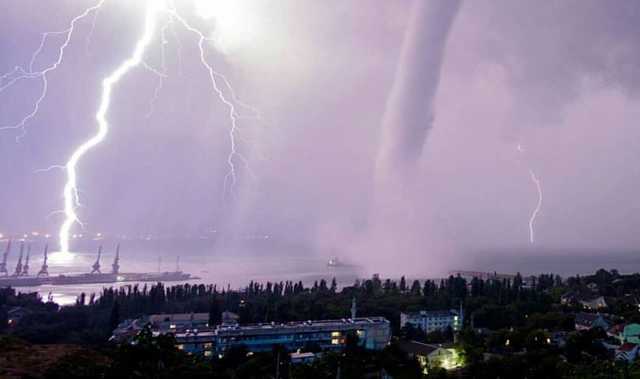 В Феодосии пронёсся смерч. Появились фото и видео стихии у берегов Крыма