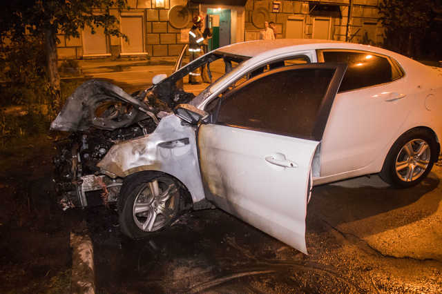 В Киеве на Гарматной во дворе дома сгорела машина