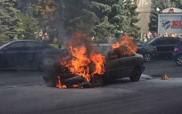 В Харькове на ходу загорелся автомобиль: видео с места ЧП