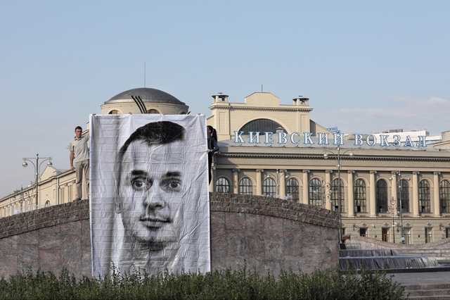 На Киевском вокзале в Москве растянули баннер в поддержку Сенцова