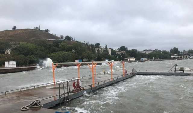 На Керчь обрушилась мощная стихия: пострадал Крымский мост, затонул буксир