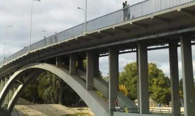 В Киеве спасатели достали из Днепра тело 18-летнего парня