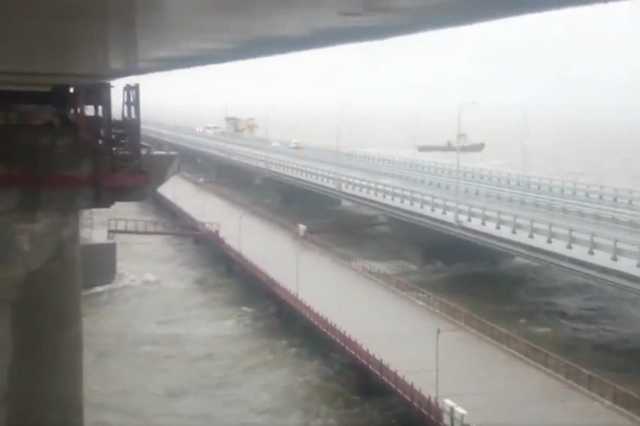 В Крымский мост врезался плавучий кран: ЧП попало на видео