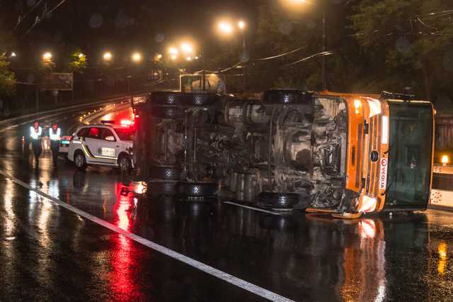 В Киеве на Телиги на ходу перевернулся мусоровоз
